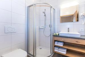 Un baño con ducha, inodoro y lavabo. en Ferienhaus Monika, en Leogang