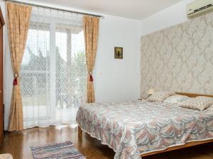 ein Schlafzimmer mit einem Bett und einem großen Fenster in der Unterkunft Holiday Home Twin Combo by Interhome in Balatonboglár