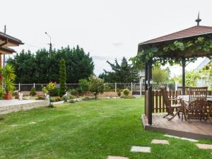 A garden outside Apartment Twin front by Interhome Még 6 kép