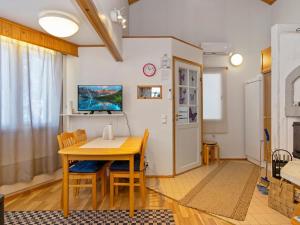 ein Esszimmer mit einem Holztisch und Stühlen in der Unterkunft Holiday Home Hallantytär a2 paritalo by Interhome in Hyrynsalmi + 8 Fotos