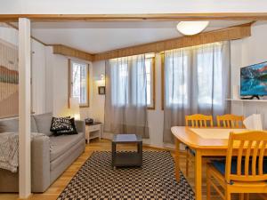ein Wohnzimmer mit Sofa und Tisch in der Unterkunft Holiday Home Hallantytär a2 paritalo by Interhome in Hyrynsalmi