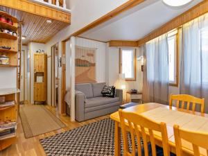 ein Wohnzimmer mit Tisch und Couch in der Unterkunft Holiday Home Hallantytär a2 paritalo by Interhome in Hyrynsalmi
