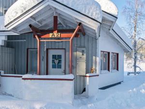 ein kleines Gebäude mit einem Schild im Schnee darauf in der Unterkunft Holiday Home Hallantytär a2 paritalo by Interhome in Hyrynsalmi