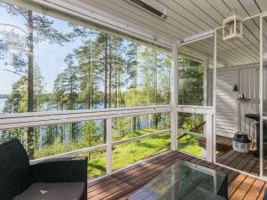 un porche cubierto con vistas al bosque en Holiday Home Rantalinna 2 by Interhome, en Ruokolahti