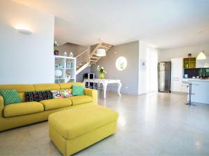 un soggiorno con divano giallo e una cucina di Villa Bianca by Interhome ad Alcamo Marina