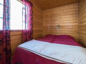 - une chambre avec un lit dans une cabane en bois dans l'établissement Holiday Home Aurinkoalppi 12a paritalo by Interhome, à Hyrynsalmi