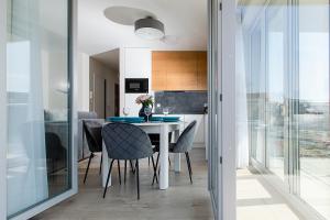 una cucina e una sala da pranzo con tavolo e sedie di Resort Apartamenty Klifowa Rewal 44 a Rewal
