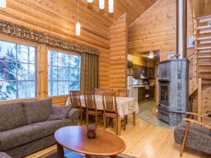 Et opholdsområde på Holiday Home Hiisi cottage by Interhome