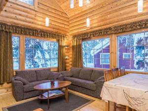 Et opholdsområde på Holiday Home Hiisi cottage by Interhome