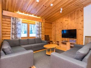 ein Wohnzimmer mit zwei Sofas und einem Fernseher in der Unterkunft Holiday Home Karhunpesä c by Interhome in Kotila