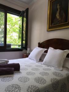 バルセロナにあるApartamento Gran Via de les Corts Catalanesのベッドルーム1室(壁に絵が描かれたベッド1台付)