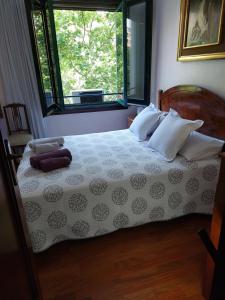 a bedroom with a white bed with a window at Apartamento Gran Via de les Corts Catalanes in Barcelona