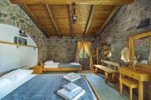 une chambre avec un lit et un bureau dans une pièce dans l'établissement Authentic Cottage in a heaven of natural Beauty, à La Canée