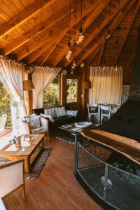 uma sala de estar com mesa de bilhar numa casa em Arrayan Lake View Mountain Lodge & Casa De Te Arrayan em San Martín de los Andes