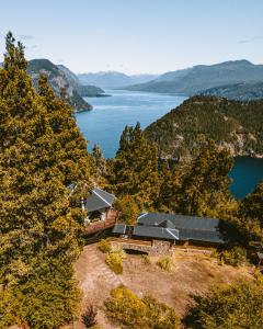 eine Luftansicht eines Hauses neben einem See in der Unterkunft Arrayan Lake View Mountain Lodge & Casa De Te Arrayan in San Martín de los Andes