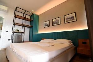 Ліжко або ліжка в номері Hotel Ramosaco, Radhimë, Vlorë