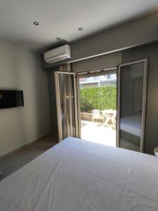 Postel nebo postele na pokoji v ubytování Stefani apartments