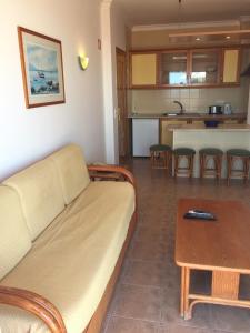 un soggiorno con un divano e un tavolo di Alagoa Praia Altura - Prestige for Home ad Altura Altre 15 foto