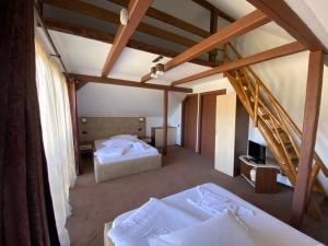 a hotel room with two beds and a staircase at Pensiunea Teodora in Dorna Arini