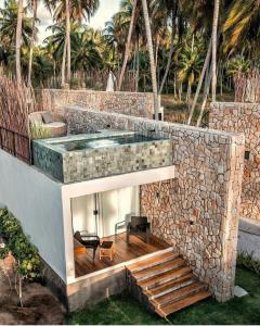 Casa con piscina profunda y pared de piedra en Pedras Do Patacho Hotel Boutique Experience, en Porto de Pedras