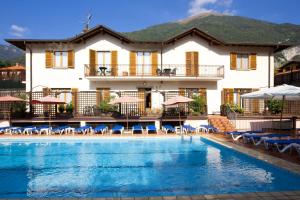 Bazén v ubytovaní Hotel Lenno alebo v jeho blízkosti