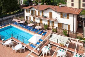 Bazén v ubytovaní Hotel Lenno alebo v jeho blízkosti