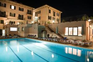 Bazén v ubytovaní Hotel Lenno alebo v jeho blízkosti