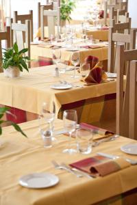 Reštaurácia alebo iné gastronomické zariadenie v ubytovaní Hotel Lenno