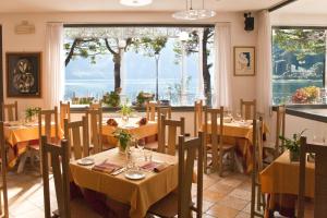 Reštaurácia alebo iné gastronomické zariadenie v ubytovaní Hotel Lenno
