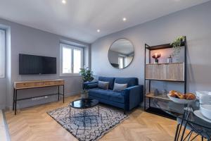 een woonkamer met een blauwe bank en een tv bij SMARTBNB - Dernier etage Ascenseur - 1 min Plage et Zone Pietonne in Nice