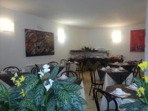 A restaurant or other place to eat at Hotel I Platani