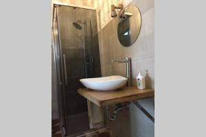 A bathroom at Casa Vacanza "La Mangiatoia in corte"