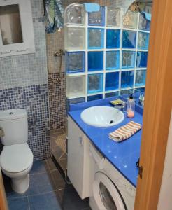 baño con lavabo, aseo y encimera azul en Wohnung Meerblick, en Lloret de Mar