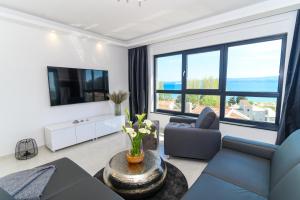 Μια τηλεόραση ή/και κέντρο ψυχαγωγίας στο Villa Kebeo