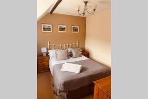 Кровать или кровати в номере Over The Arches, Chipping Campden