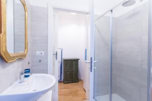 米蘭的住宿－Easylife - Accogliente Monolocale zona Washington，带淋浴、盥洗盆和镜子的浴室