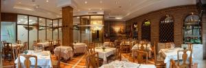 Reštaurácia alebo iné gastronomické zariadenie v ubytovaní Hotel Torrepalma