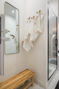 里昂的住宿－Le Cocon Hygge & SPA，更衣室设有镜子和木凳