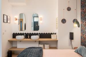 een slaapkamer met 2 wastafels en een spiegel bij Le Cocon Hygge & SPA in Lyon