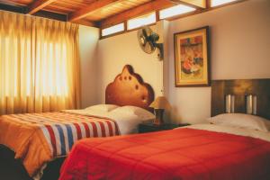 una camera d'albergo con due letti e una finestra di Hotel Excalibur a Lima