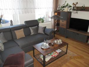 a living room with a couch and a coffee table at Zentrale-ruhige Ferienwohnung in Reichenbach im Vogtland