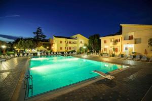 Der Swimmingpool an oder in der Nähe von Apulia Hotel Sellia Marina