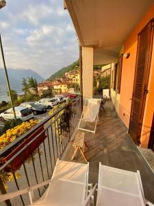 balcone con sedie e vista su un parcheggio di Appartment in Blevio; stunning view of the lake a Blevio