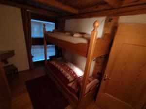 a room with two bunk beds in a room at Tabiè Dli Cuuntini in Dosoledo