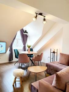 ein Wohnzimmer mit einem Sofa und einem Tisch in der Unterkunft Downtown apartment in Cetinje