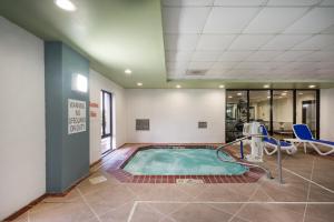 una piscina cubierta en una sala con gimnasio en Holiday Inn Express Hotel & Suites Louisville East, an IHG Hotel en Louisville