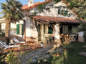 una casa con un patio con mesa y sillas en Il Pastore Serafino, en Tropea