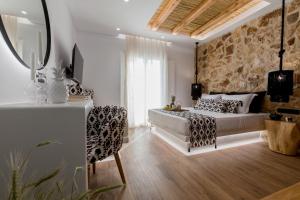 een slaapkamer met een bed, een tafel en een spiegel bij Rodillo Apartments in Plaka