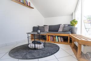 Casa Conte في توبينغن: غرفة معيشة مع أريكة وطاولة