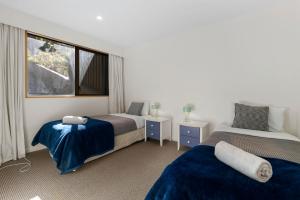 Posteľ alebo postele v izbe v ubytovaní Fantail on Goldleaf - Queenstown Holiday Home